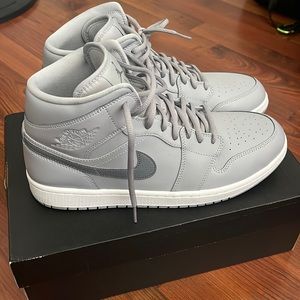 Nike Air Jordan 1 Mid - Wolf Grey color
